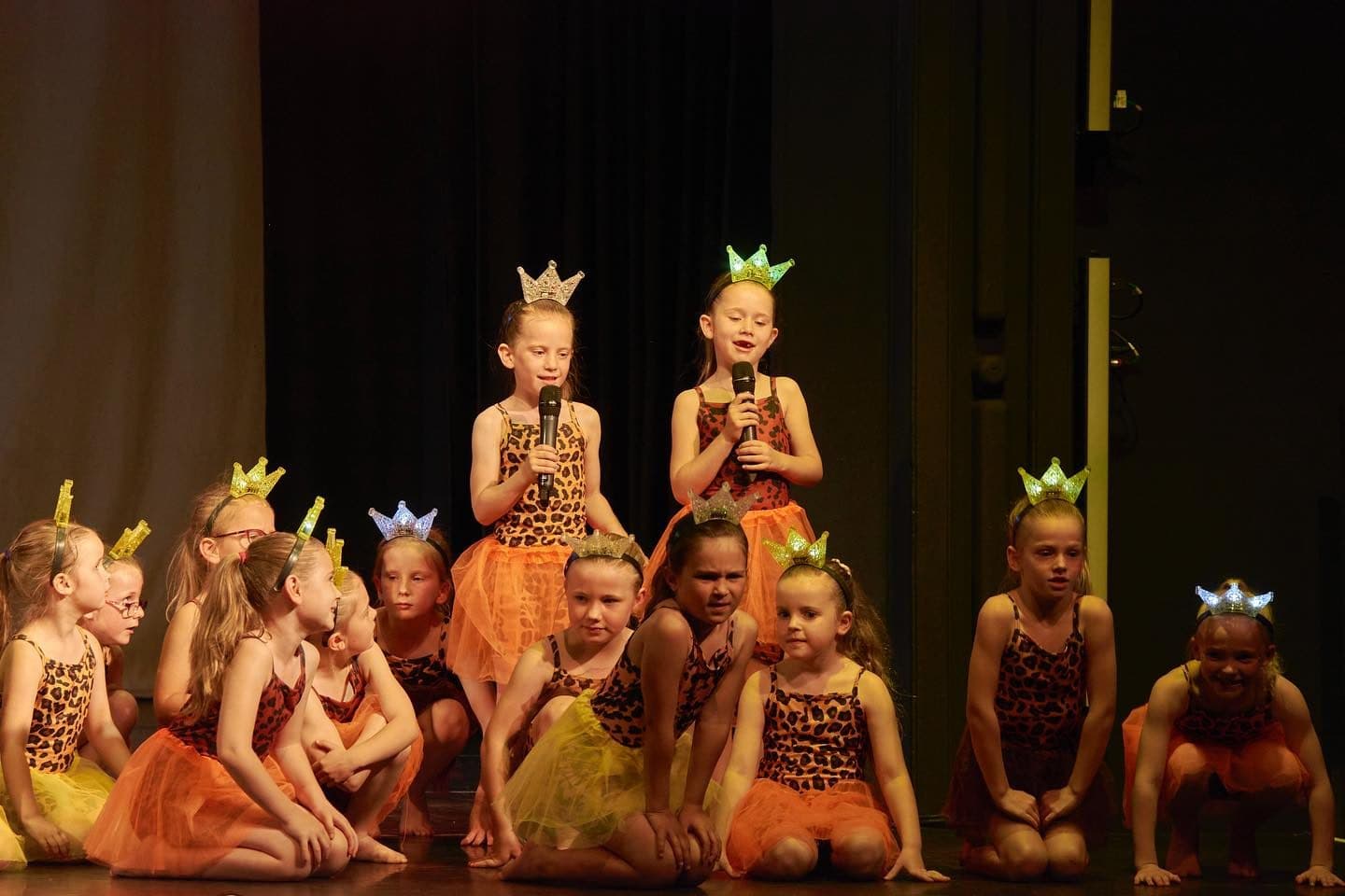 D2E Mini Juniors dressed as lions for a musical theatre number